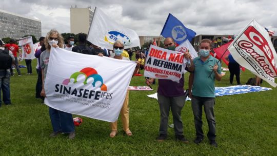 Diretoras/es do Sinasefe Ifes e trabalhadores da base marcam presença em atos em Brasília
